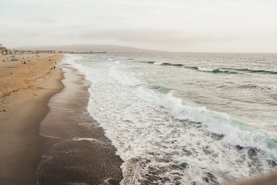 海浪撞在岸上白天
